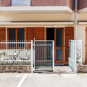 Appartement Open The Classic Wooden Shutters At A Cozy Nest